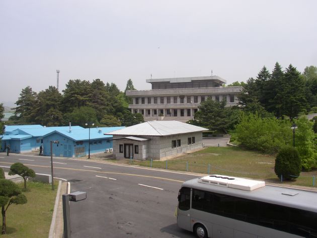 奥：北朝鮮側の板門閣　手前の青い建物：軍事停戦委員会の会議所